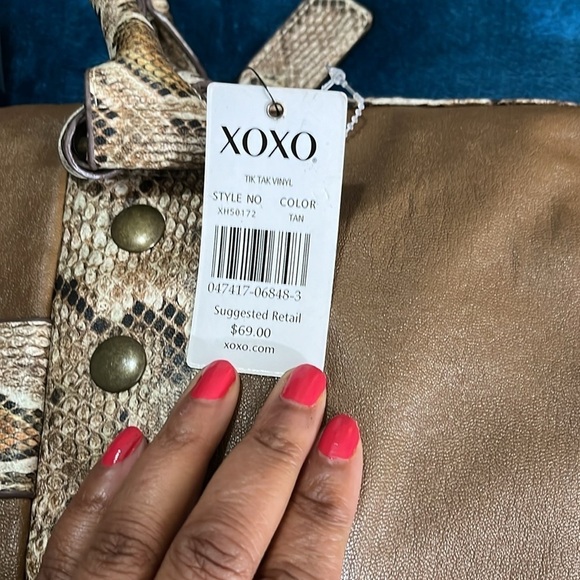 XOXO shoulder handbag tik tak vinyl color tan. Small scratch on the back. - Picture 2 of 13